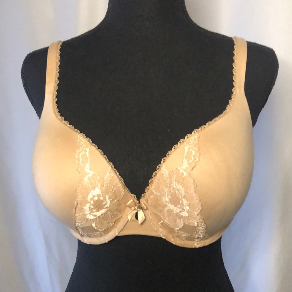 VICTORIA’S SECRET tan lace Body by Victoria PerfectShape padded bra. Size 34 DD.